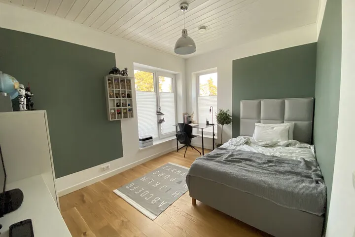 Koolipoisi toa värvimine