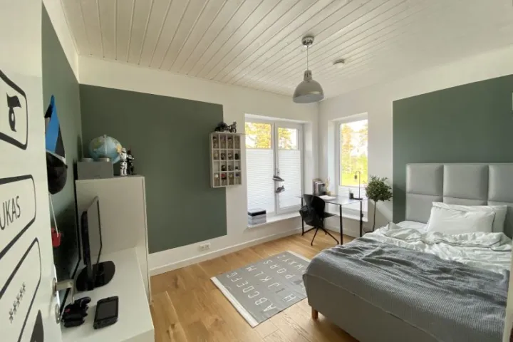 Koolipoisi toa värvimine