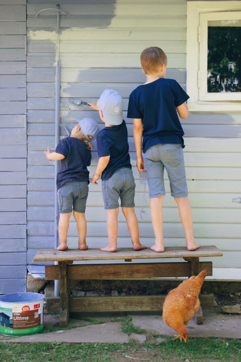 Poisid värvivad majaseina